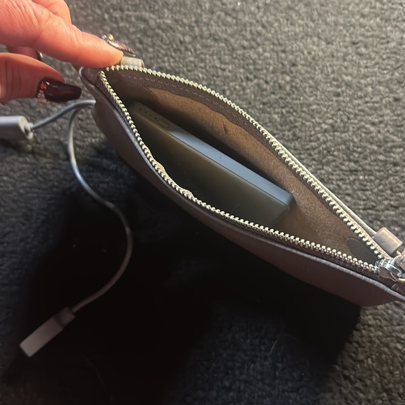 Banana Republic Phone Charging Case - Picture 3 of 4